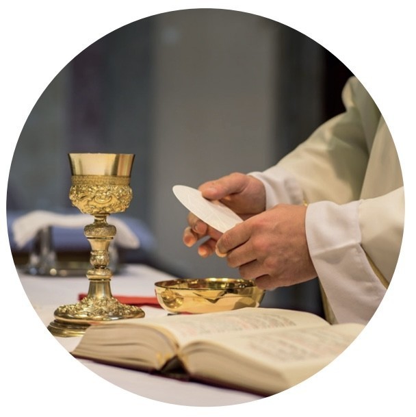 Image: Consecration of the Holy Eucharist at Mass 